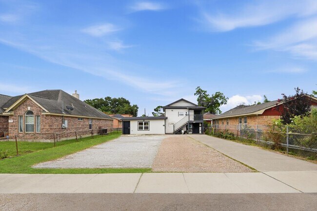 Building Photo - 7010 Brownsville St