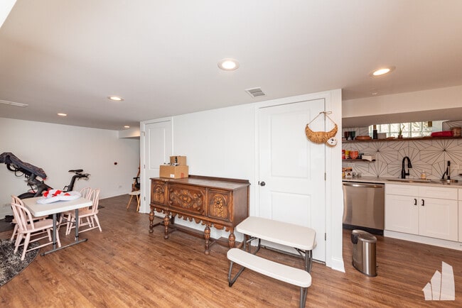 Building Photo - 6114 N Lenox Ave
