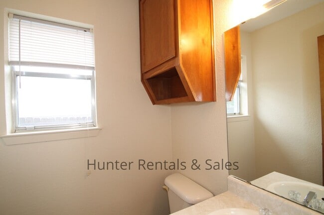 Building Photo - Rent Me Now!