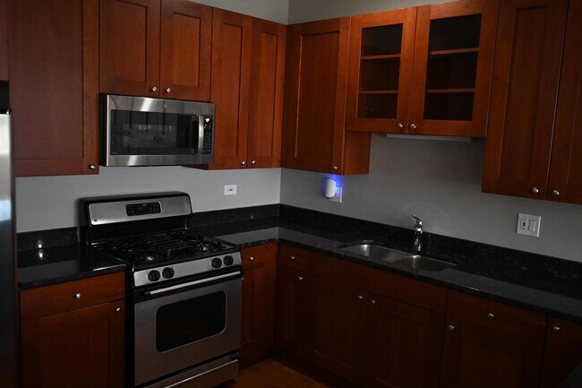 Building Photo - 529 N Racine Ave