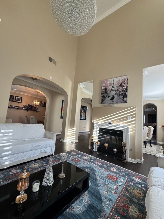 Building Photo - 5 Bedroom Lake Hills home with stunning La...
