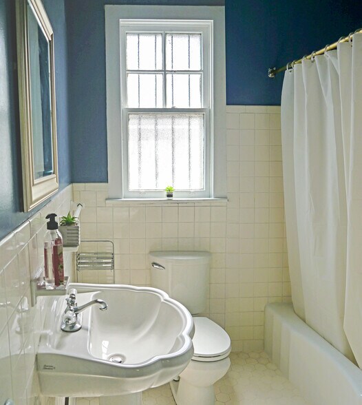 Building Photo - 7814 S Claiborne Ave