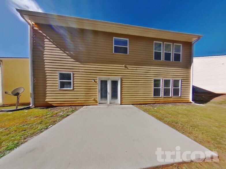 Building Photo - 2345 Village Green Dr