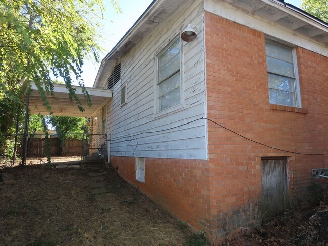 Building Photo - Three bedroom, One Bath Duplex Near Hospit...