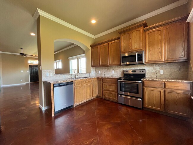 Building Photo - Single Family Home:  4 bedroom, 2 bath