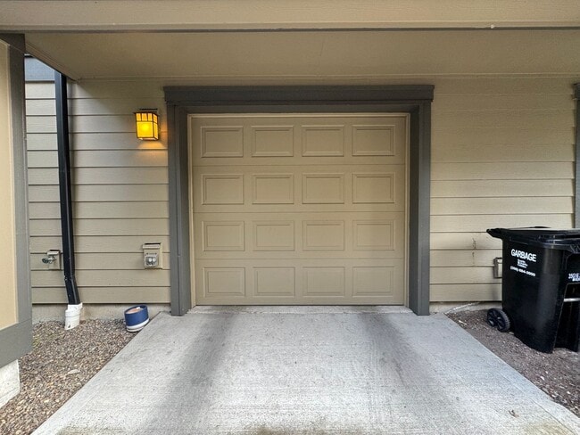 Building Photo - Amazing 2Bed/2.5 Bath Townhome in West Seattle!