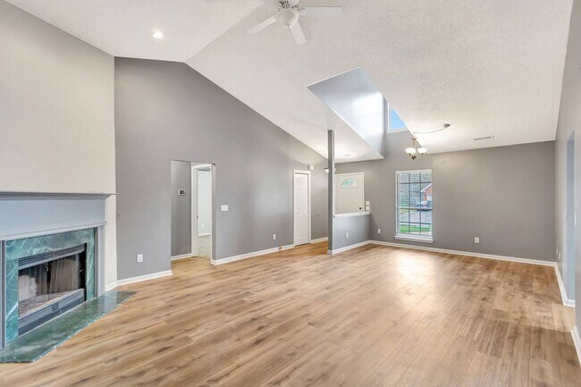 Building Photo - The Lakes