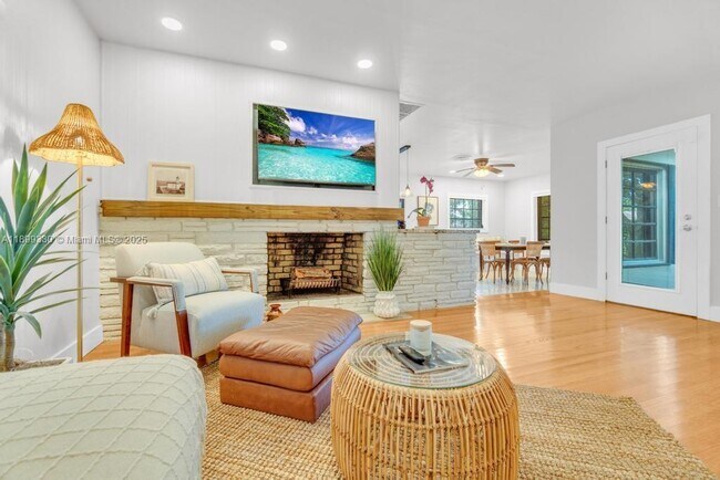 Building Photo - 364 Navarre Dr