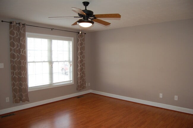 Building Photo - Spacious 2 BR Townhome in Sterling Park wi...
