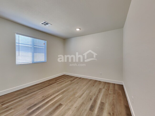 Building Photo - 123 Charmante Tulip Ln