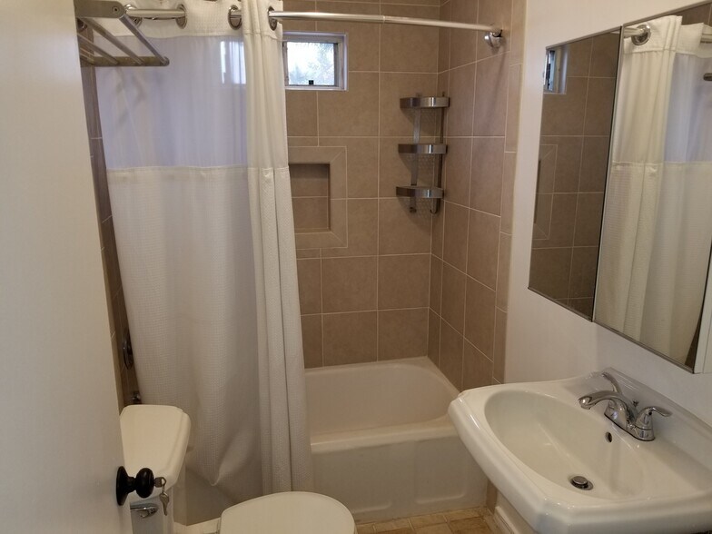 Bath - 2919 Swan Pl