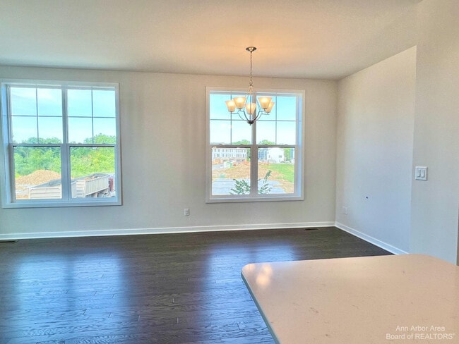 Building Photo - 2875 Rayfield Ave