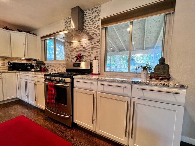 Building Photo - Remodeled 4 Bedroom 2 Bathroom Home in Fort Collins!