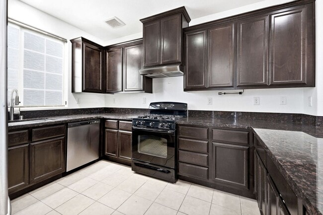 Building Photo - Impeccable 3 bedroom house in Davis Mace Ranch