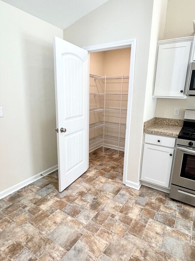 Building Photo - Beautiful home in Woodland Lakes! Extended...