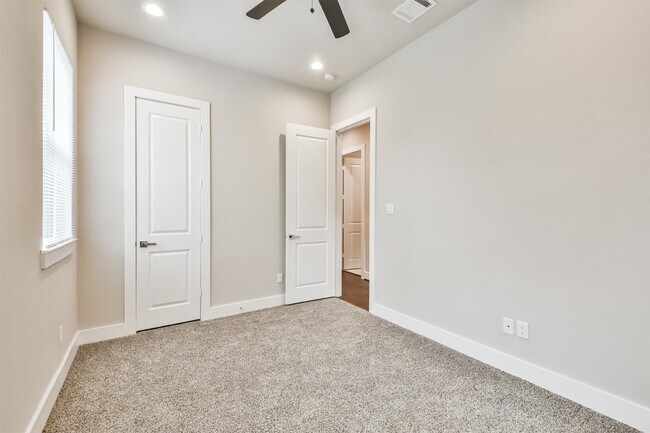 Building Photo - 810 Mansfield St