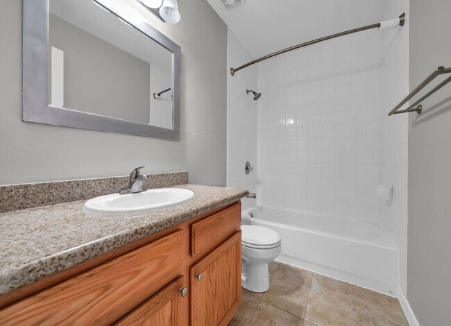 Building Photo - Charming East Navarre Home