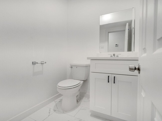 Building Photo - ? Spacious & Stylish 3-Bed Home – Garage Included! ?