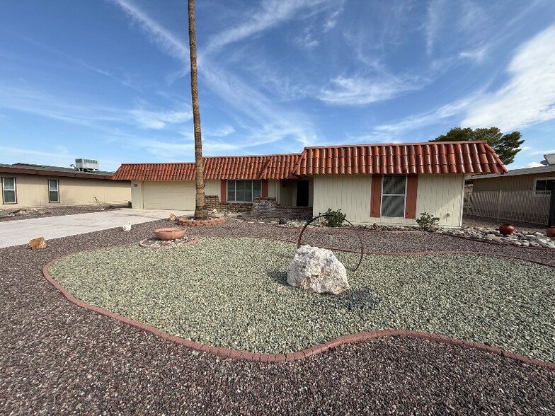 Primary Photo - 11022 W Boswell Blvd