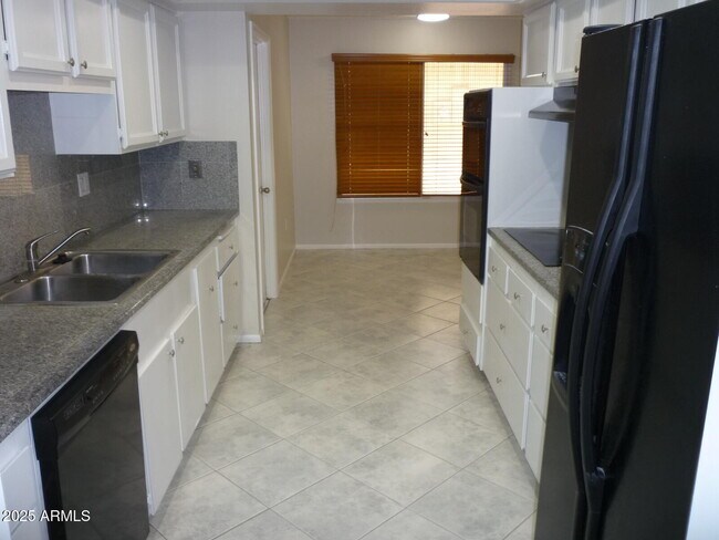 Building Photo - 12618 W Parkwood Dr