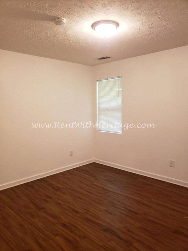 Building Photo - GREAT ONE LEVEL TOWNHOME / END UNIT / POPULAR DOWNTOWN VILLA RICA AREA / CAN WALK TO SHOPPING AND...