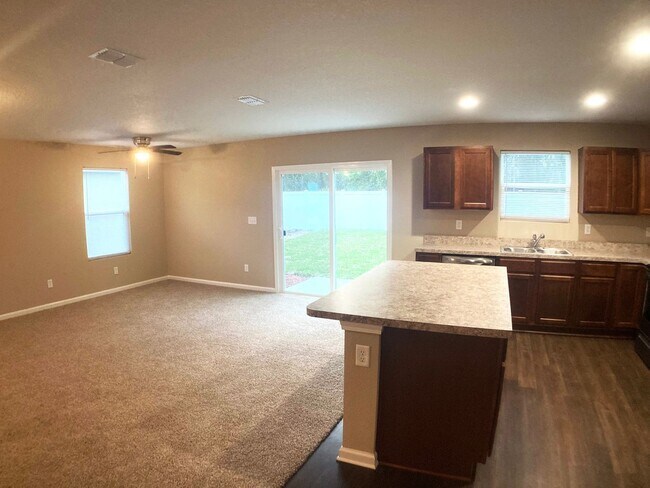 Building Photo - Roomy 3BR Home in NW Jacksonville – 2.5 Ba...