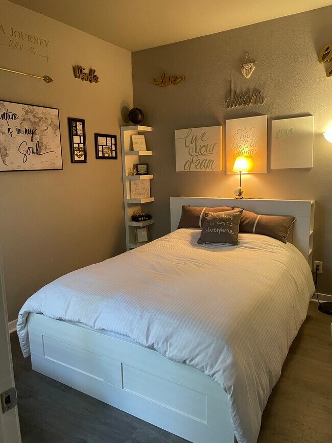 Building Photo - 777 6th Ave