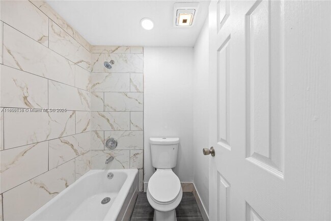 Building Photo - 3680 Inverrary Dr