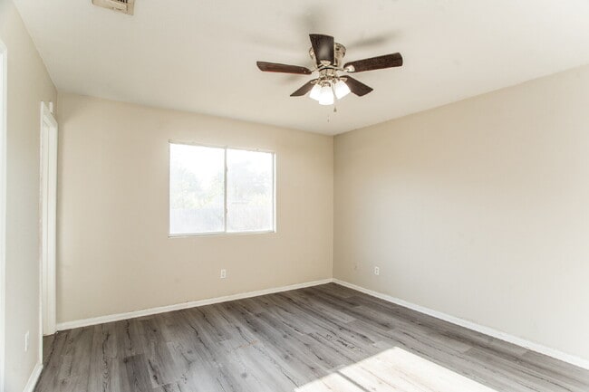 Building Photo - 3003 John Porter Dr