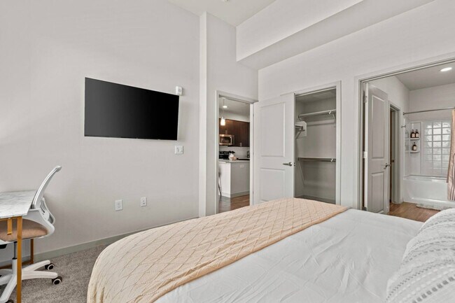 Building Photo - 711 W Broadway Rd