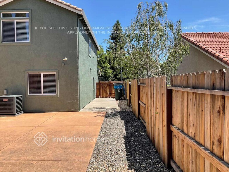 Building Photo - 472 Woodcrest Dr