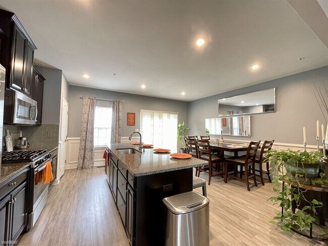 Building Photo - 3 br, 2.5 bath Townhome - 14503 Hunts Farm...