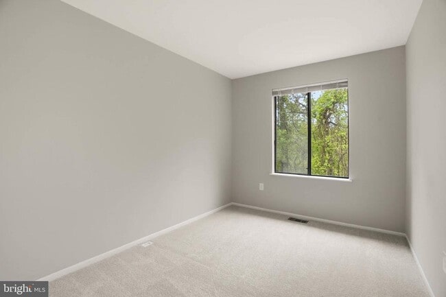 Building Photo - 1382 Almond Dr