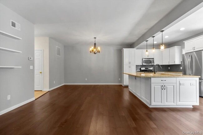 Building Photo - 135 N River Dr