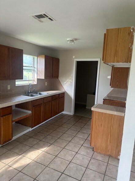 Building Photo - 531 Woodland Dr