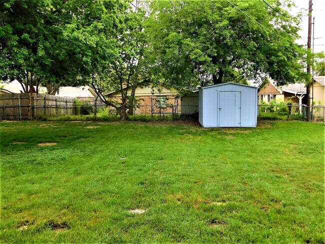 Building Photo - 1100 Estes Dr
