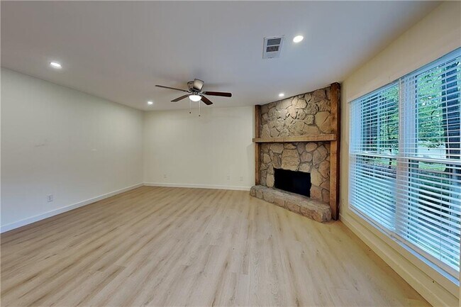Building Photo - 1402 Mountain Overlook
