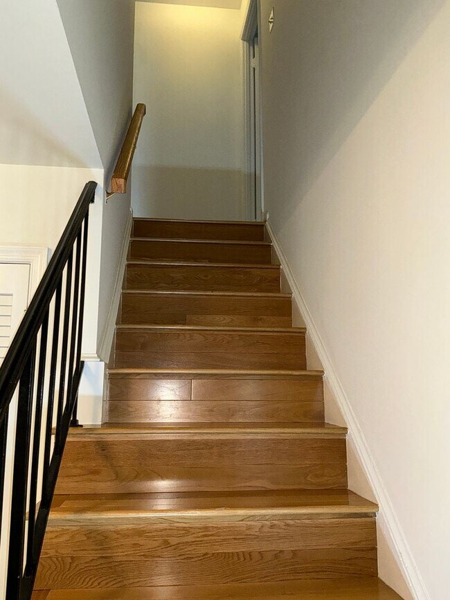 Building Photo - Very well maintained 4BR 2.5BA Colonial mo...