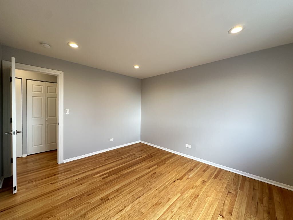 Building Photo - 6954 N Sheridan Rd