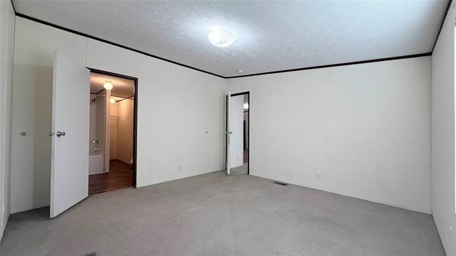 Building Photo - 1430 W Howard Ln