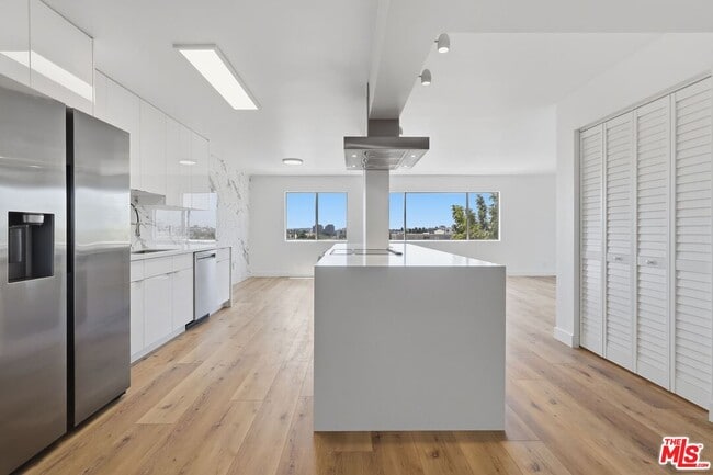 Building Photo - 435 N Oakhurst Dr
