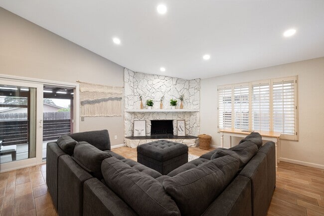 Building Photo - Beautiful, spacious single family home for rent in El Cajon, 3bed/2bath