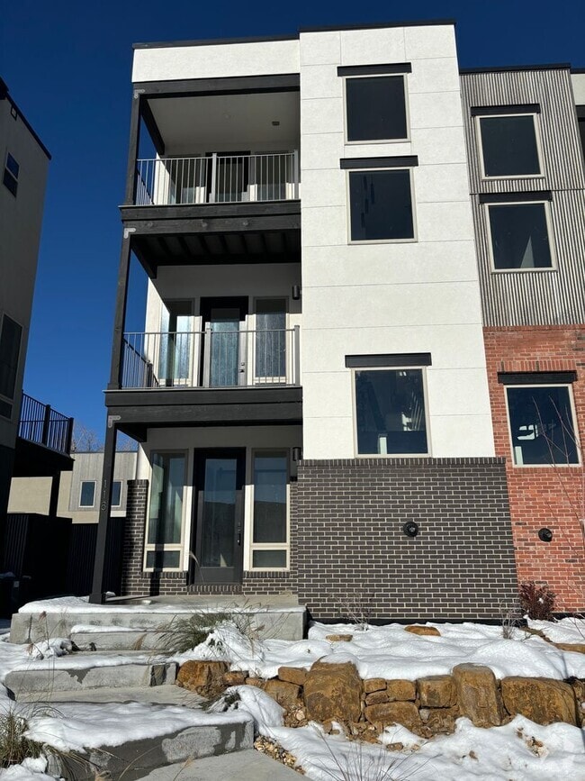Building Photo - Luxurious Townhome