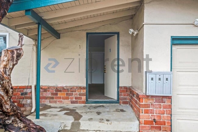 Building Photo - 1883 Robin Ln