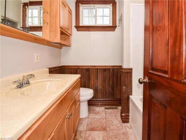 Building Photo - 3872 Leo St