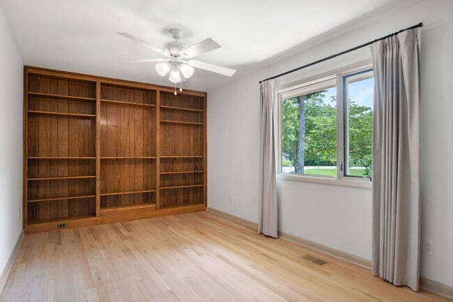 Building Photo - 5 Bed/4.5 Bath Undergrads OK Close to VT