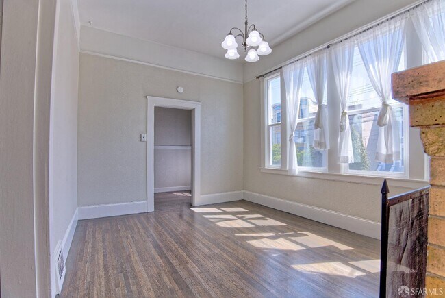 Building Photo - 1218 York St