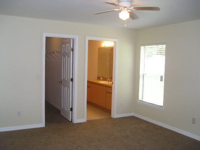 Building Photo - CENTRALLY LOCATED!