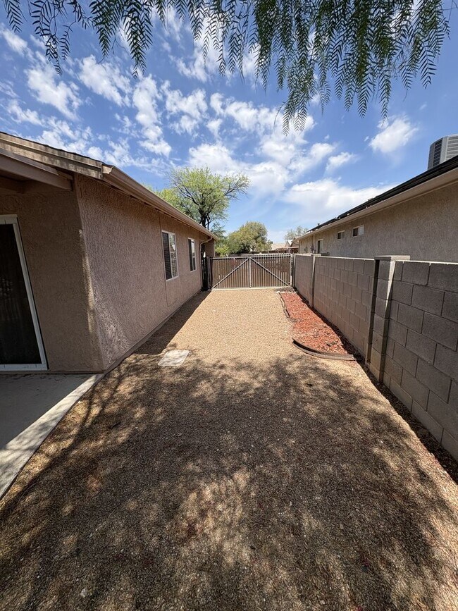 Building Photo - Move in ready east side rental