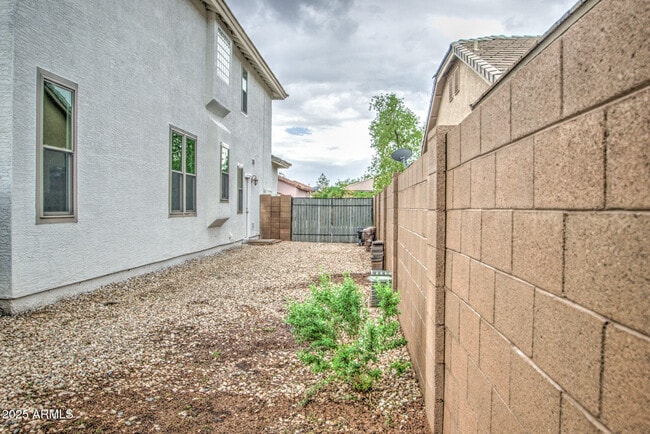 Building Photo - 3938 E San Pedro Ave